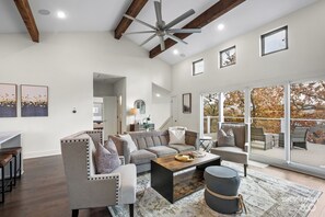 Smart TV, fireplace - The Perch @ Sequoyah: Pet Friendly & 3 Mi to U of A (Fayetteville)