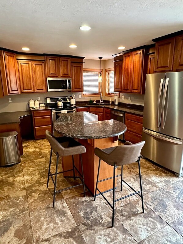 Kjøleskap, mikrobølgeovn, ovn og kokeplater