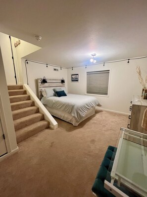 5 bedrooms, desk, iron/ironing board, travel crib