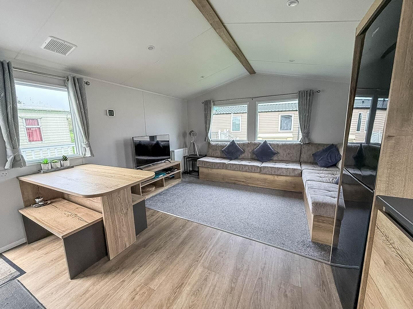 Beautiful 8 Berth Caravan With Decking At Naze Marine Holiday Park Ref 17344br - Suffolk