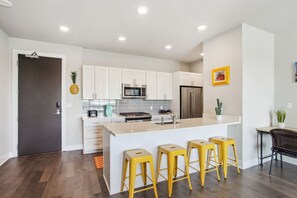 Fridge, microwave, oven, stovetop