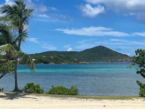 Nær stranden, solsenger og strandhåndklær