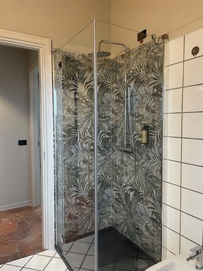 Hårføner, bidé, håndklær og såpe