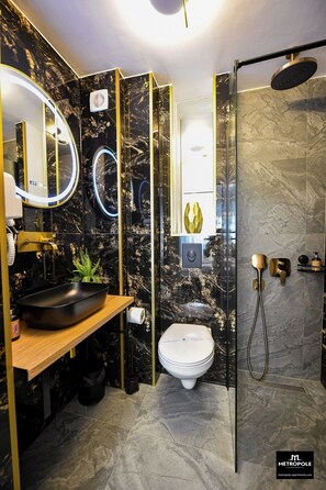 Appartement Deluxe, vue sur la ville | Salle de bain | Douche, séchoir à cheveux, serviettes fournies, savon
