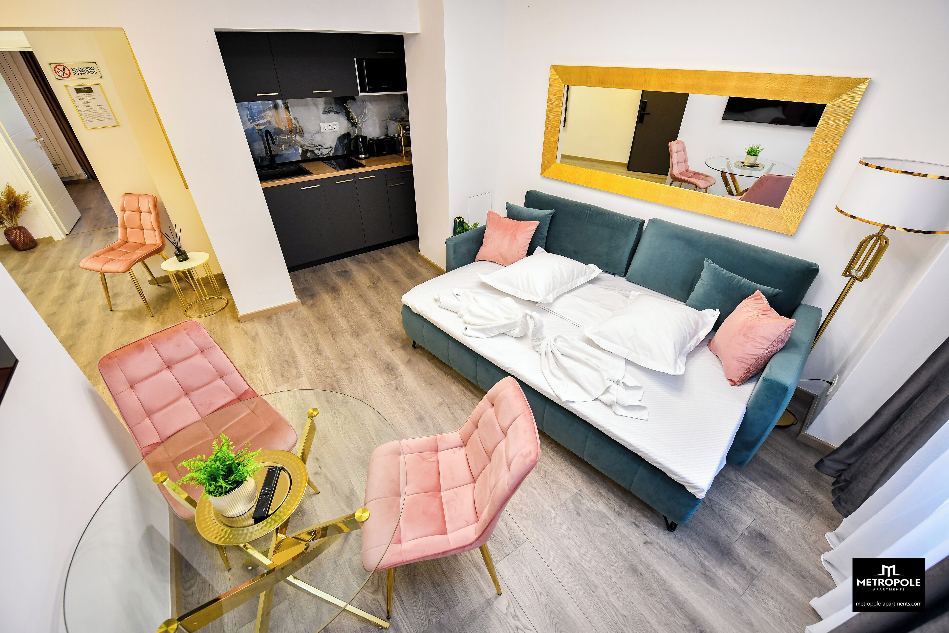 奢華公寓, 城市景觀 | 起居區 | 109-公分平面電視、數位頻道、電視