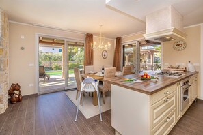 Réfrigérateur, four, lave-vaisselle, chaise haute