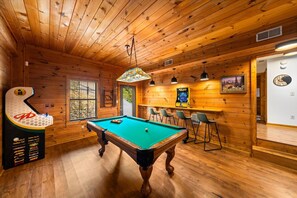 Games room - 4-bdrm home in Gatlinburg right by Ober, Downtown Gatlinburg,Nat'l Park, Pool (Gatlinburg)