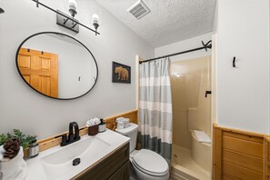 Douche, sĂšche-cheveux, serviettes fournies, savon