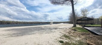 Cozy Tiny Woodland Escape: Hot Tub, Fire Pit, Lakes