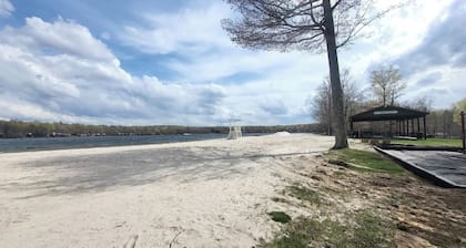 Cozy Tiny Woodland Escape: Hot Tub, Fire Pit, Lakes