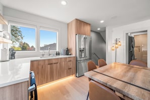 Kühlschrank, Mikrowelle, Wasserkocher mit Kaffee-/Teezubehör, Toaster