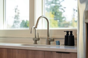 Interior - BOOK 7 NITES AND GET A DISCOUNT 1 BEDROOM PRIVATE SUITE (Portland)