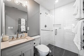 Douche, sèche-cheveux, serviettes fournies, savon