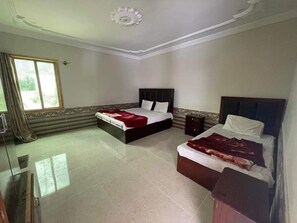 Quarto casal luxo, vista para a montanha | Quartos à prova de som, ferros/tábuas de passar roupa, Wi-Fi de cortesia