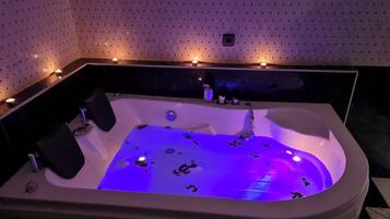 Chuveiro, banheira de hidromassagem, secador de cabelo, toalhas de banho