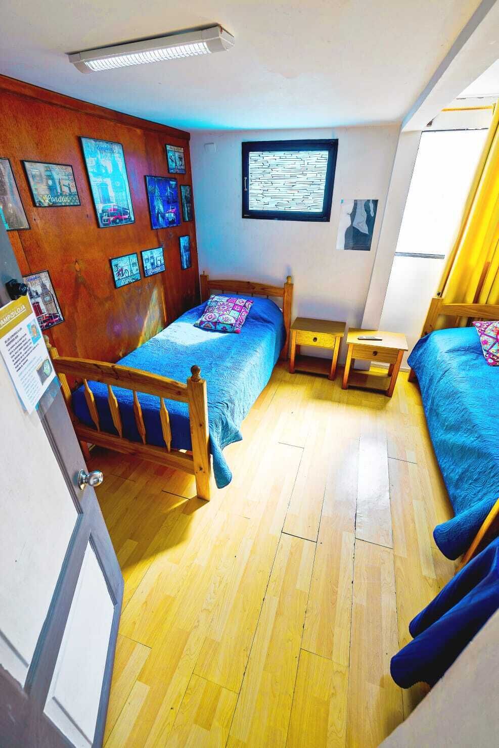 Espacio para trabajar con laptop y tabla de planchar con plancha 
