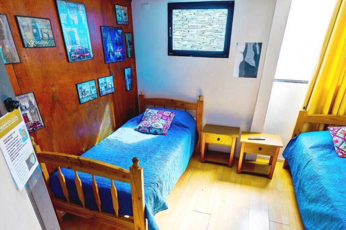 Espacio para trabajar con laptop y tabla de planchar con plancha