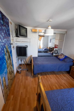 Habitación económica con 2 camas individuales | Edredón, muebles diferentes y espacio para trabajar con laptop 
