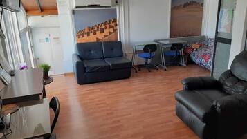 Een 30-inch televisie met kabelzenders en boeken