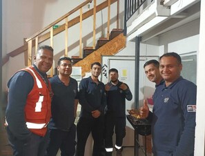 Een koelkast, een microgolfoven, een oven, een broodrooster