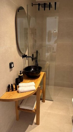 Sèche-cheveux, serviettes fournies, savon, papier toilette