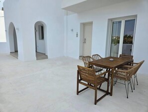 Outdoor dining - Aristotle Suites, Aegle
 (Adamantas)
