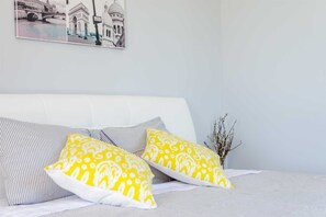 4 bedrooms, iron/ironing board, free WiFi, bed sheets