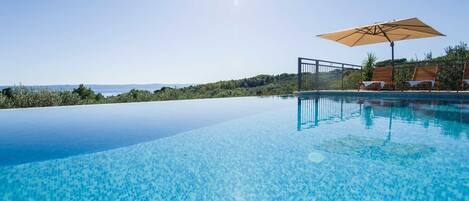 Et oppvarmet basseng