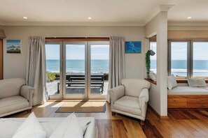 TV, lareira, DVD player, livros