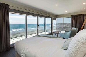 6 bedrooms, iron/ironing board, WiFi, bed sheets - Beachfront Retreat with Stunning Views (Oakura)