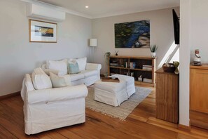 TV, fireplace, DVD player, books