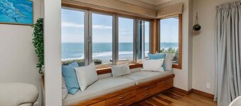 Clifftops - oceanfront retreat in Oakura Beach