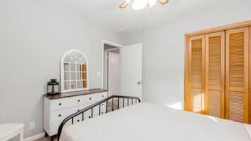 3 bedrooms, desk, iron/ironing board, free WiFi