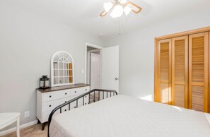 3 bedrooms, desk, iron/ironing board, free WiFi