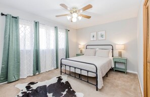 3 bedrooms, desk, iron/ironing board, free WiFi - Charming 3-bedroom house in peaceful neighborhood  (Bloomington)