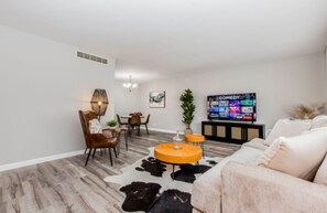 Smart TV - Charming 3-bedroom house in peaceful neighborhood  (Bloomington)