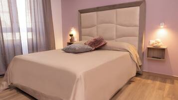 Minibar, caja de seguridad en la habitación y escritorio