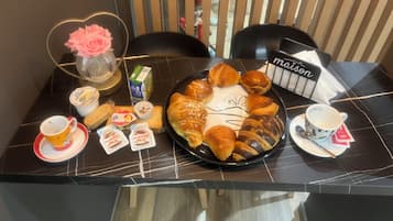 Desayuno con opciones de la cocina local incluido todos los días