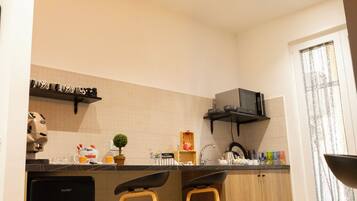 Desayuno con opciones de la cocina local incluido todos los días