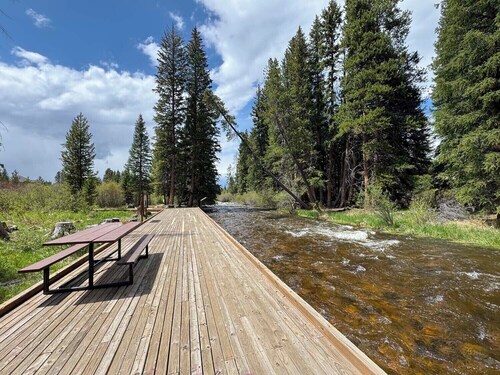 Spacious 3BR, Perfect Downtown location w/ Pool, Hot tub, & Shuttle Access