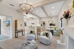 Smart TV, chimenea, libros, monitor de computadora