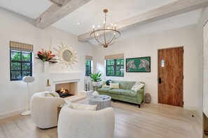 Smart TV, lareira, livros, monitores de computador