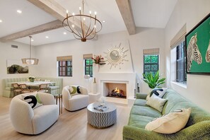 Smart TV, lareira, livros, monitores de computador