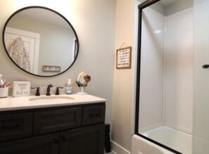 Hiustenkuivaaja, pyyhkeet, saippua, vessapaperi