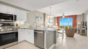 Kjøleskap, mikrobølgeovn, ovn og kokeplater