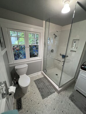 Dusche, Handtücher, Seife, Toilettenpapier