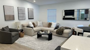 Een smart-tv, een open haard, boeken en een kantoor