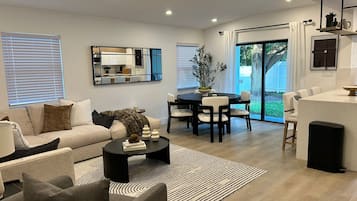 Een smart-tv, een open haard, boeken en een kantoor