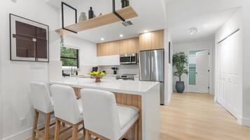 Kjøleskap, mikrobølgeovn, ovn og kokeplater