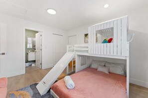 4 bedrooms, desk, iron/ironing board, travel cot - Casa Calma
2 min to Famous Atlantic Ave, Backyard Oasis! (Delray Beach)